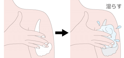 タトゥーシールをよく湿らす